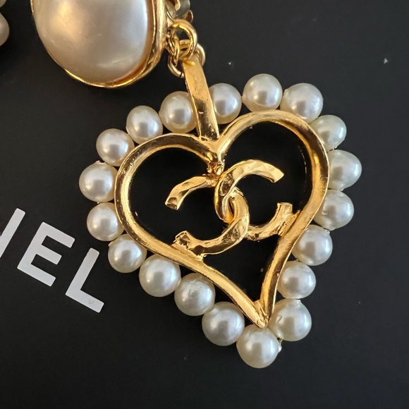 Chanel Vintage Collection 28 1993 RARE COLLECTIBLE Heart Dangle Earrings Gold - Picture 2 of 12